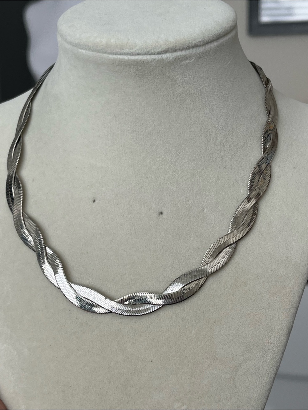 Avon Silver Tone Twisted Herringbone Necklace 16”